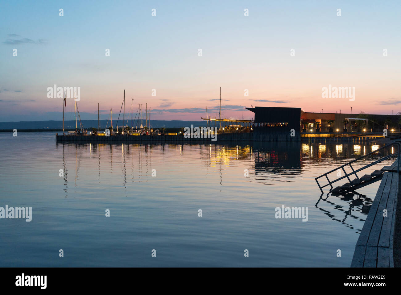 Mole West cocktail bar al tramonto in Neusiedl am See, una popolare destinazione turistica in Burgenland, Austria Foto Stock