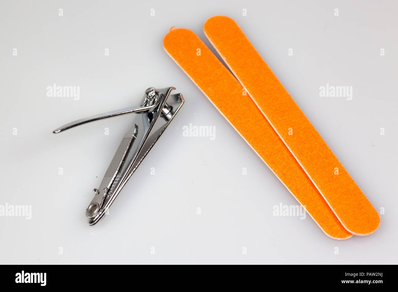 Nail clipper e due lime per unghie seduto su un contatore di bianco Foto Stock