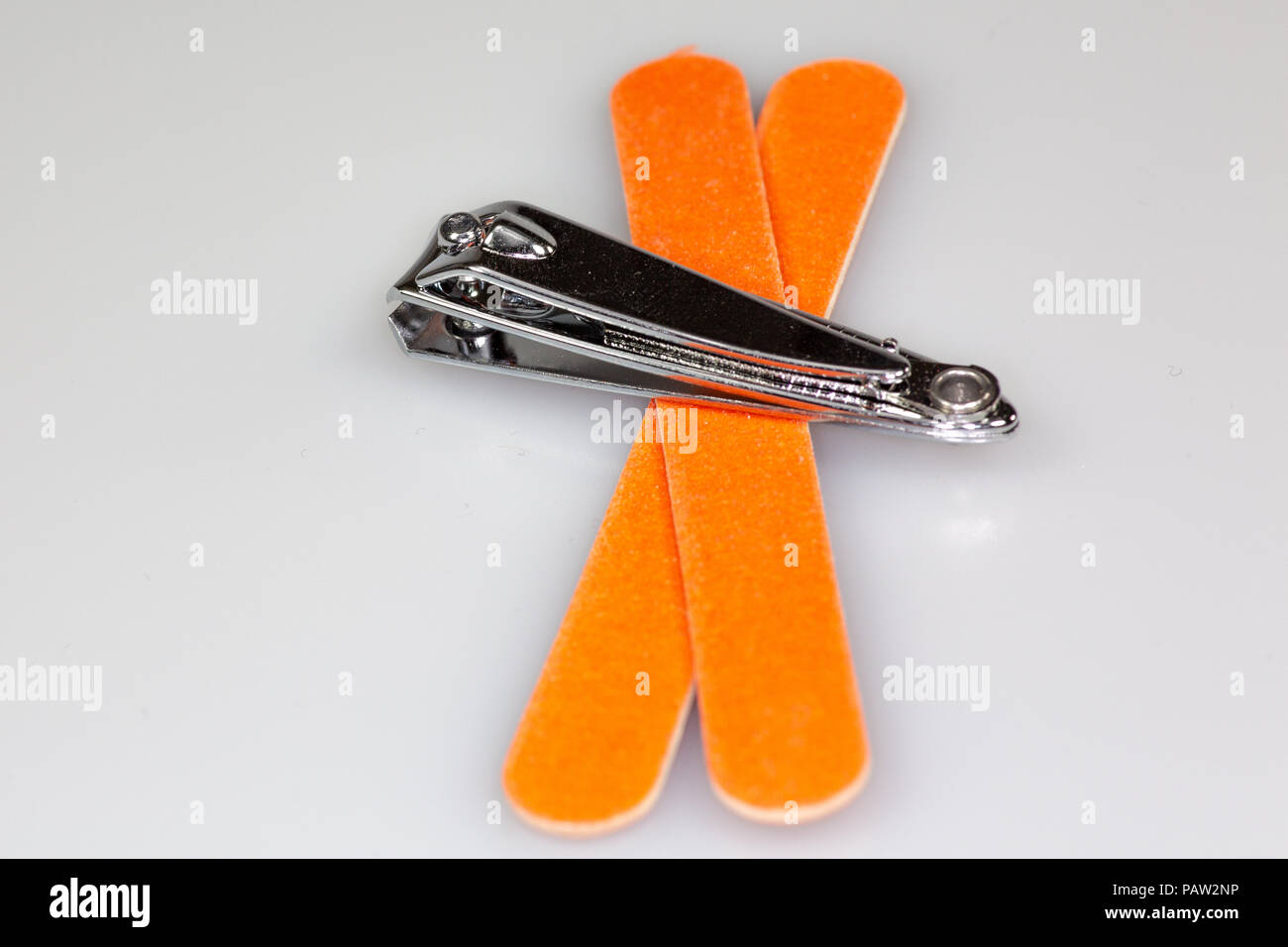 Nail clipper e due lime per unghie seduto su un contatore di bianco Foto Stock