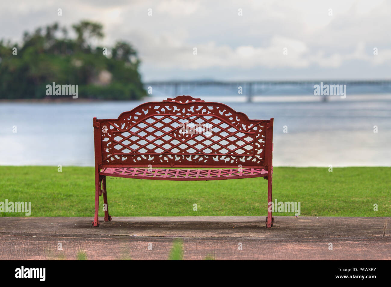 Banco vuoto, oceano verde erba, cielo nuvoloso. Samana, Repubblica Dominicana Foto Stock