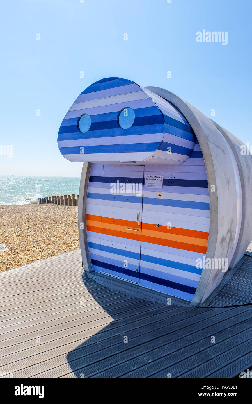 Eastbourne, Regno Unito - 27 giugno 2018. Il futuristico beach hut Foto Stock