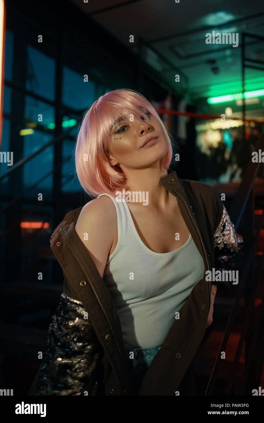 Ragazza a caldo e di un Nightclub vita Foto Stock