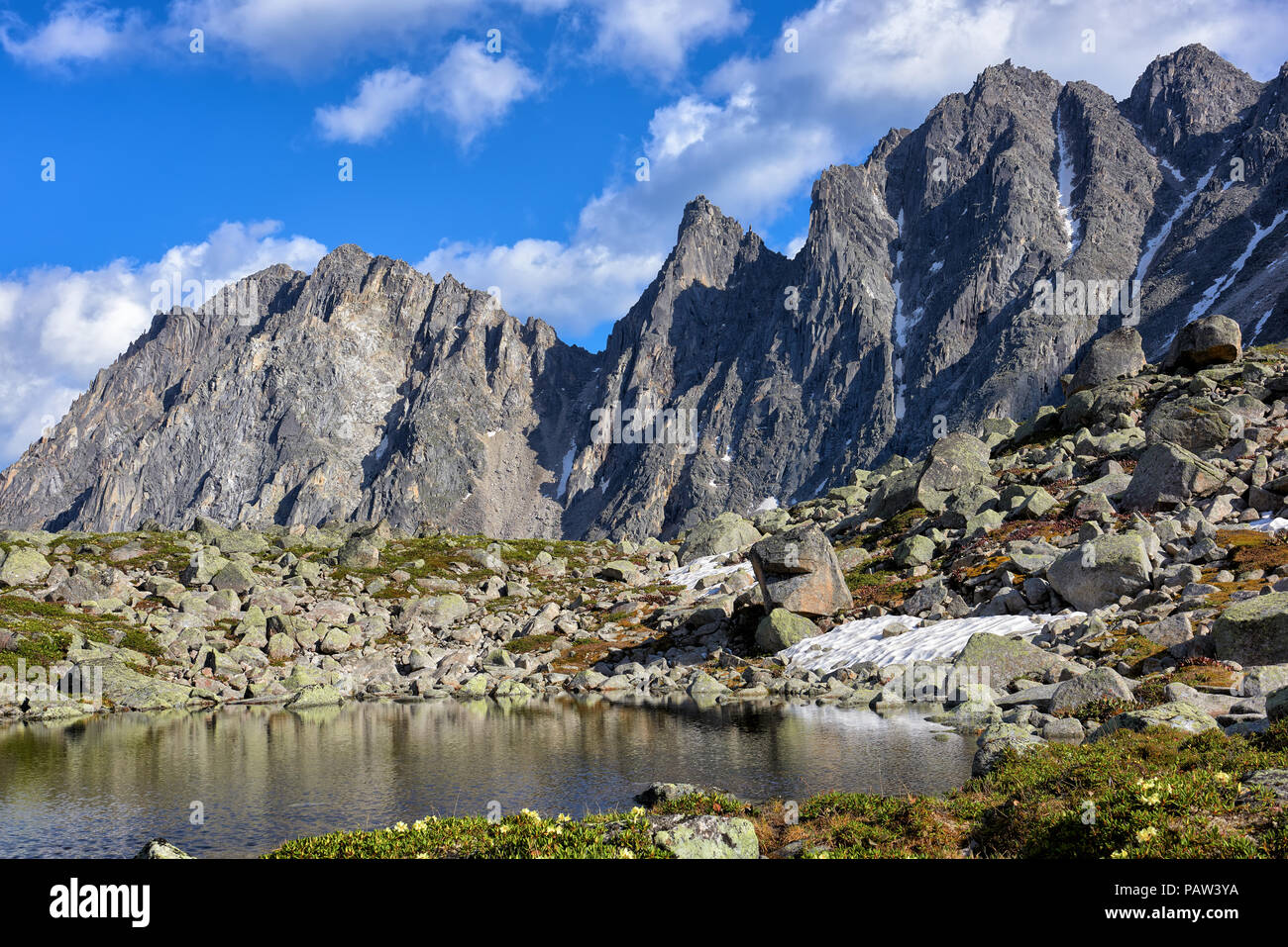 Piccolo lago nella valle pensili e le vette delle montagne sullo sfondo. Eastern Sayan. La Russia Foto Stock
