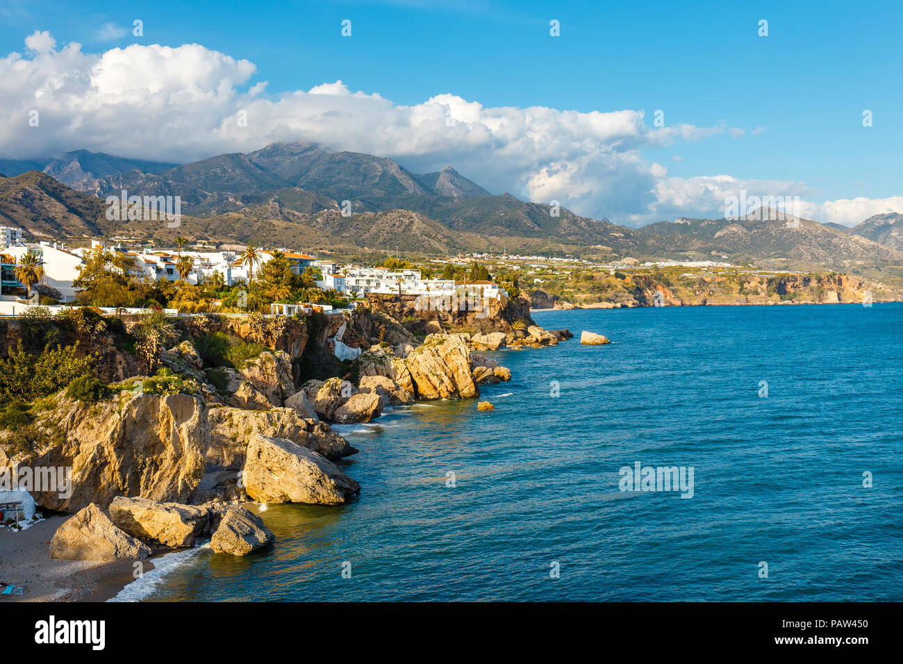 Vista della bellissima spiaggia di Nerja, Costa del Sol, Andalusia, Spagna Foto Stock