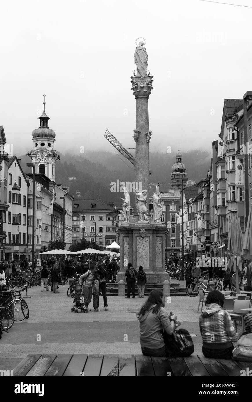 Maria-Theresien-Straße (o la Piazza della Città Vecchia e il monumento Annasäule - La piazza è una destinazione popolare per i turisti a Innsbruck in Austria Foto Stock