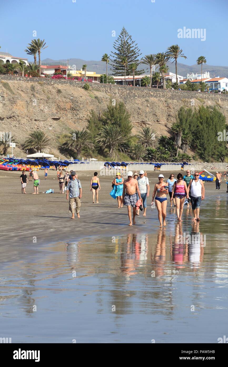 PLAYA INGLES, Spagna - 1 dicembre 2015: la gente visita Playa ingles  spiaggia di Maspalomas, Gran Canaria, Spagna. Isole Canarie record era di  12,9 milioni di vis Foto stock - Alamy