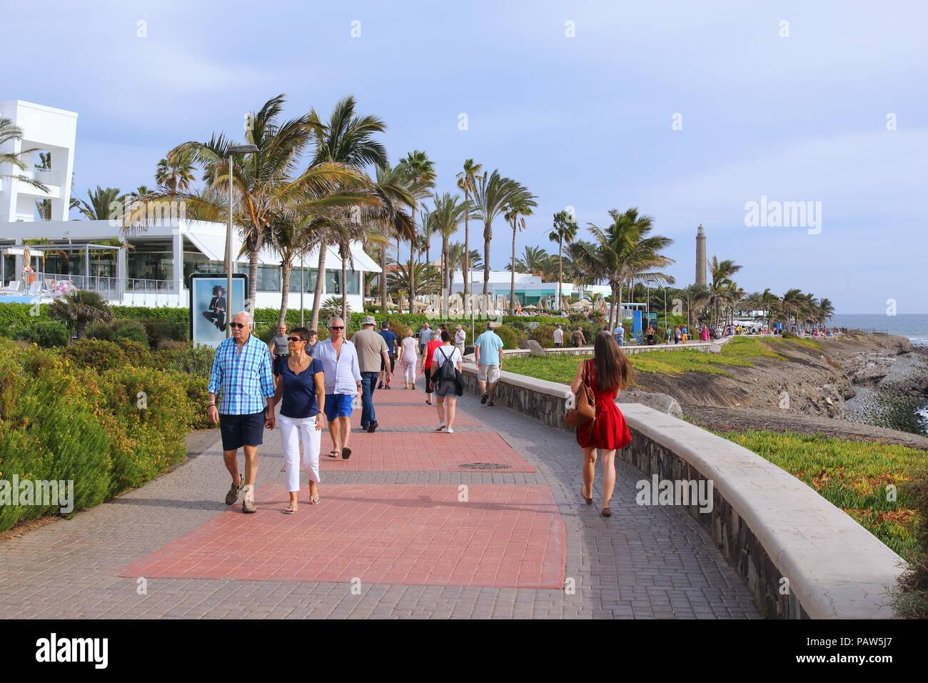 GRAN CANARIA, Spagna - 2 dicembre 2015: la gente a piedi lungo la costa dell'oceano in Meloneras Gran Canaria, Spagna. Isole Canarie record era di 12,9 milioni di vis Foto Stock