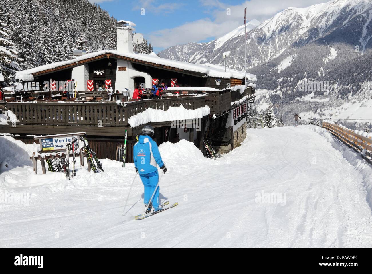 BAD Hofgastein, Austria - 9 Marzo 2016: Persone da sci apres ski ristorante a Bad Hofgastein. Esso è parte di sci Amade, una delle più grandi regioni di sci in Foto Stock