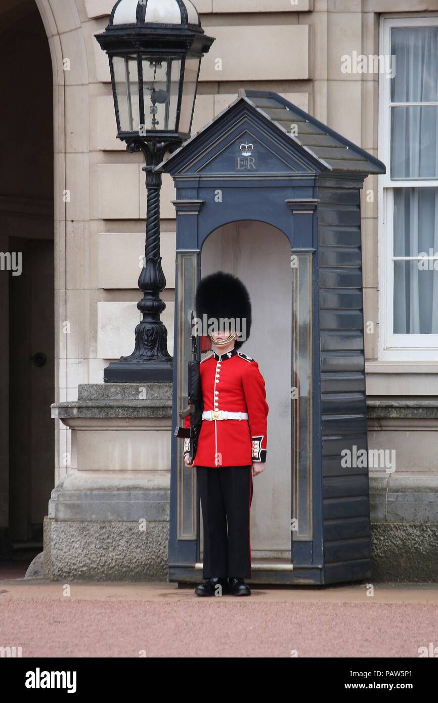 LONDON, Regno Unito - 23 Aprile 2016: la regina del soldato di guardia si erge di fronte a Buckingham Palace a Londra, Regno Unito. Le protezioni in tradizionale le uniformi sono importan Foto Stock