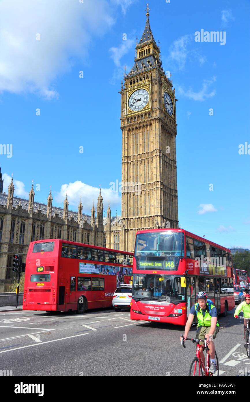 Londra - 16 Maggio: persone ride autobus accanto al Big Ben il 16 maggio 2012 a Londra. Con più di 14 milioni di arrivi internazionali nel 2009, a Londra è il Foto Stock