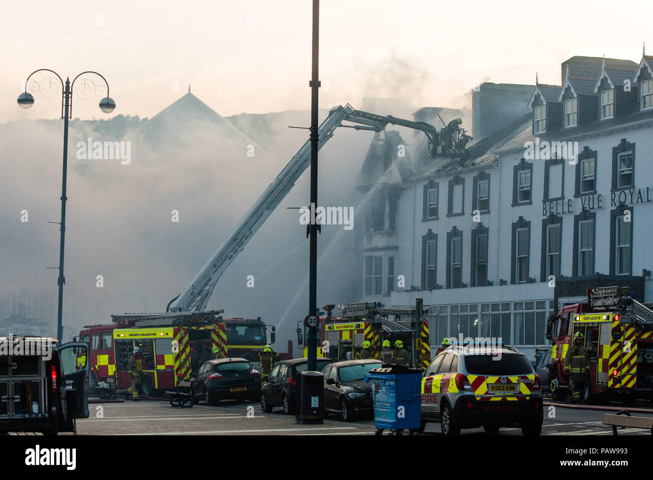 Aberystwyth Wales UK, mercoledì 25 luglio 2018 un grande incendio ha gravemente danneggiato due alberghi contigui su Aberystwyth lungomare. Il Belle Vue Hotel e il Belgrave House Hotel ha preso fuoco intorno a 2am questa mattina, motori Fire da tutta la metà e il Galles occidentale sono stati presenti per tutta la notte. Non ci sono notizie di vittime e tutti gli ospiti sono stati trasferiti in altri alloggi . Gran parte del centro della città è stato isolato per motivi di sicurezza Credito Foto : keith morris/Alamy Live News Foto Stock