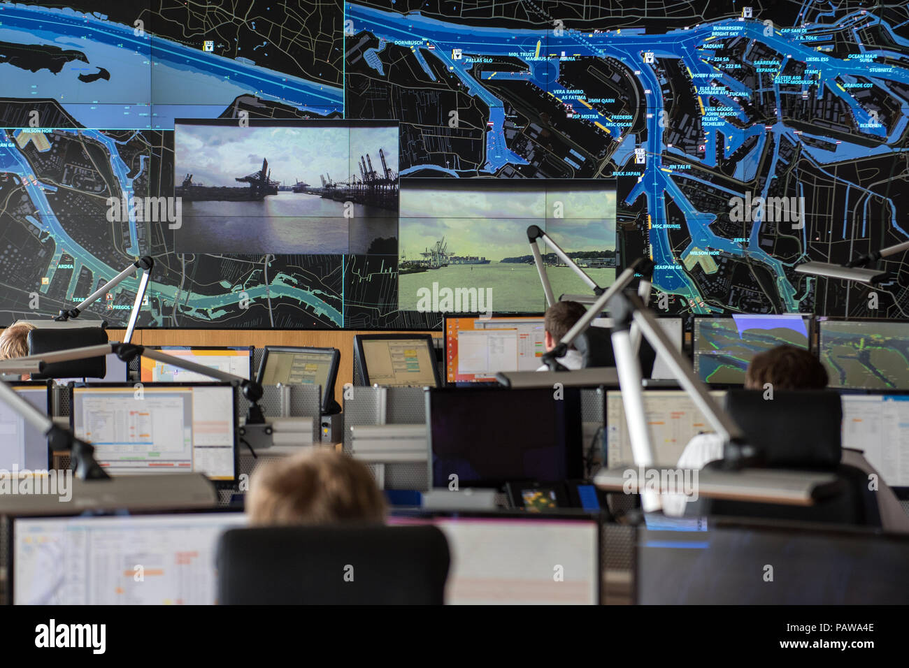 18 luglio 2018, Amburgo, Germania: Vista nella sede nautica. Più di un migliaio di particolarmente grandi navi chiamata presso il porto di Amburgo ogni anno. Per garantire che essi raggiungono la stretta bacini di porto senza incidenti e il tempo, il Centro Nautico controlla il traffico di spedizione. Foto: Daniel Bockwoldt/dpa Foto Stock