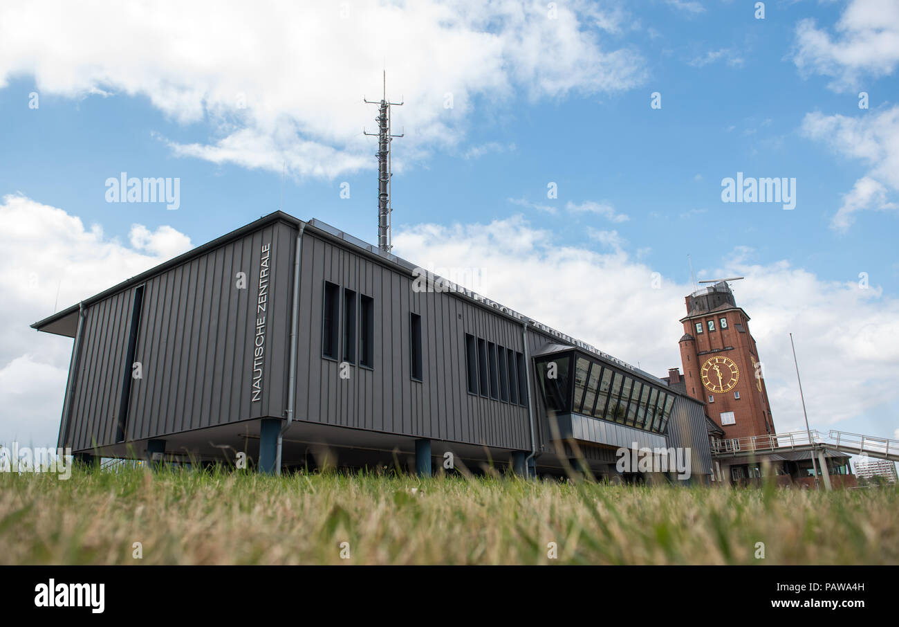 18 luglio 2018, Amburgo, Germania: Vista del centro nautico. Più di un migliaio di particolarmente grandi navi chiamata presso il porto di Amburgo ogni anno. Per garantire che essi raggiungono la stretta bacini di porto senza incidenti e il tempo, il Centro Nautico controlla il traffico di spedizione. Foto: Daniel Bockwoldt/dpa Foto Stock