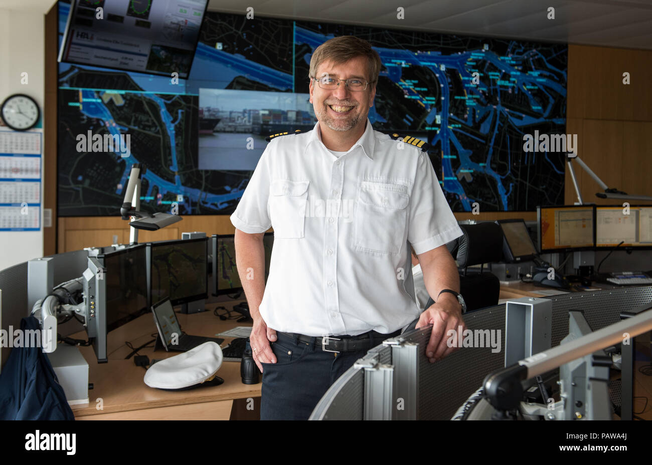 18 luglio 2018, Amburgo, Germania: Joern Warwel, capo della sede nautica è in piedi tra i luoghi di lavoro. Più di un migliaio di particolarmente grandi navi chiamata presso il porto di Amburgo ogni anno. Per garantire che essi raggiungono la stretta bacini di porto senza incidenti e il tempo, il Centro Nautico controlla il traffico di spedizione. Foto: Daniel Bockwoldt/dpa Foto Stock