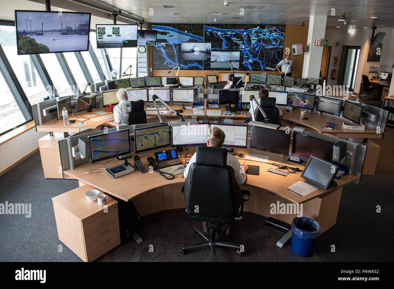 18 luglio 2018, Amburgo, Germania: Vista nella sede nautica. Più di un migliaio di particolarmente grandi navi chiamata presso il porto di Amburgo ogni anno. Per garantire che essi raggiungono la stretta bacini di porto senza incidenti e il tempo, il Centro Nautico controlla il traffico di spedizione. Foto: Daniel Bockwoldt/dpa Foto Stock