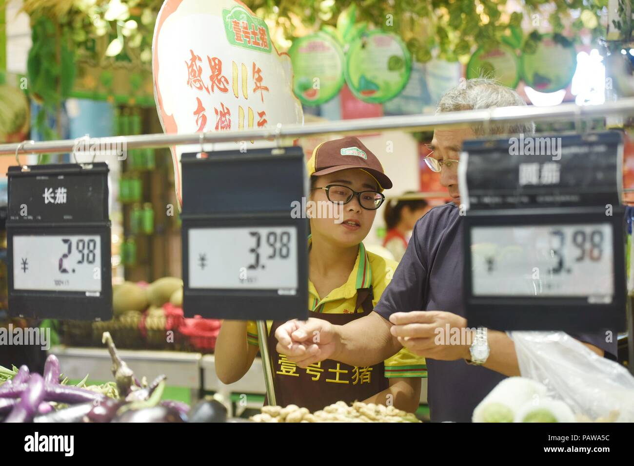 Hangzhou,Zhejiang, Cina,25 Luglio 2018.Feng Hongqian, un collegio ragazza in Hangzhou dove lei vende la carne di maiale in un supermercato come lavoro part-time durante le vacanze estive, la Cina la Zhejiangprovince. Lei cerca di ridurre il peso economico della sua famiglia. Dopo la mattina di lavoro, ha appena ha riposo per una o due ore e continua a lavorare nel pomeriggio. La scorsa estate, oltre che del costo giornaliero della vita, ella aveva ancora oltre 2000 yuan, che potrebbe sovvenzionare alcune lezioni e le spese vive che potrebbe contribuire ad alleviare i suoi genitori' onere. Credit:Costfoto/Alamy Live News Foto Stock