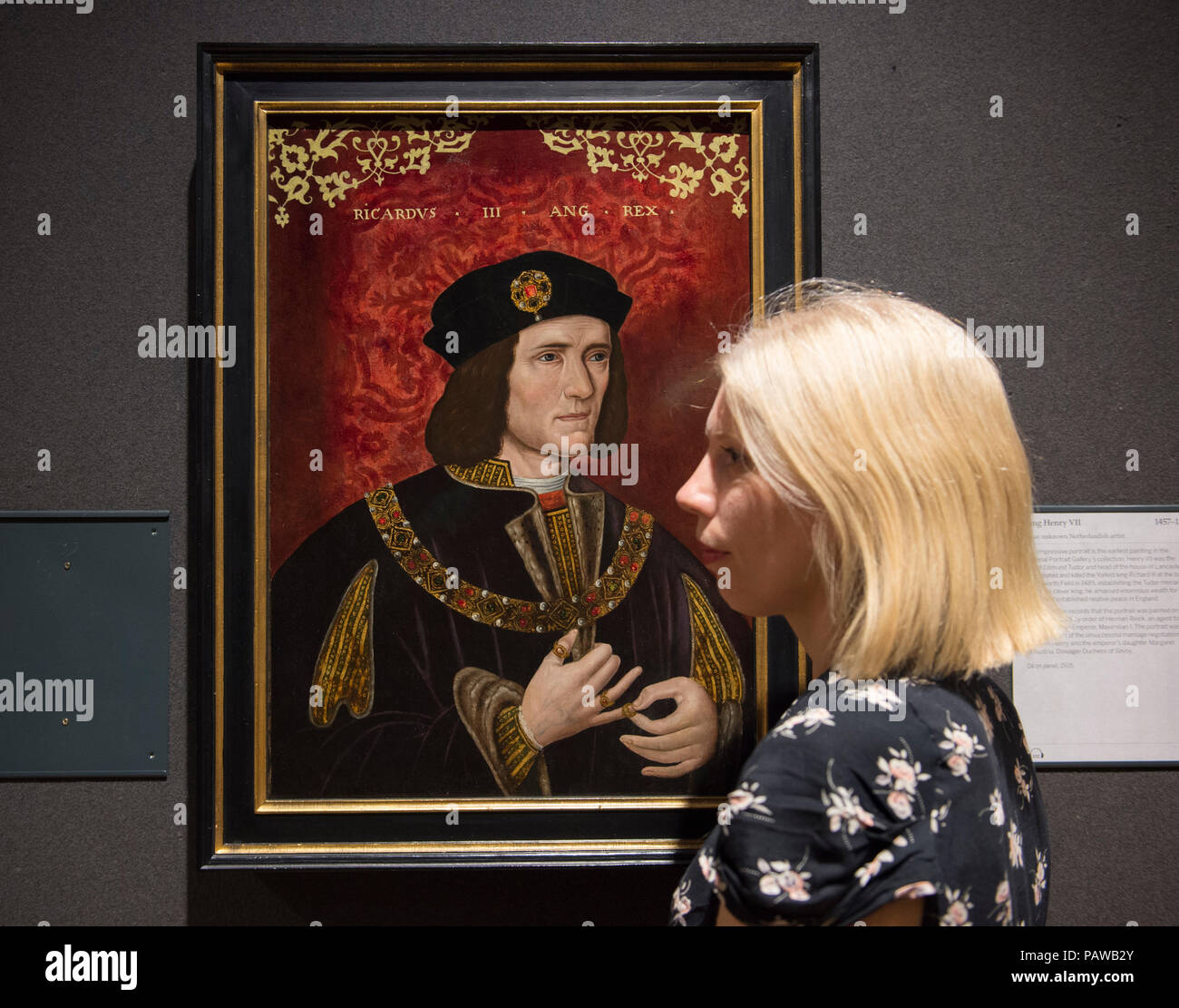 National Portrait Gallery di Londra, Regno Unito. 25 Luglio, 2018. Un membro del personale Galleria Opinioni Galleria del XVI secolo ritratto di Richard III, per essere prestato durante "Tornando a casa" per il Museo e Galleria d'Arte New Walk in Leicester, la città nella quale il re fu sepolto. Credito: Malcolm Park/Alamy Live News Foto Stock