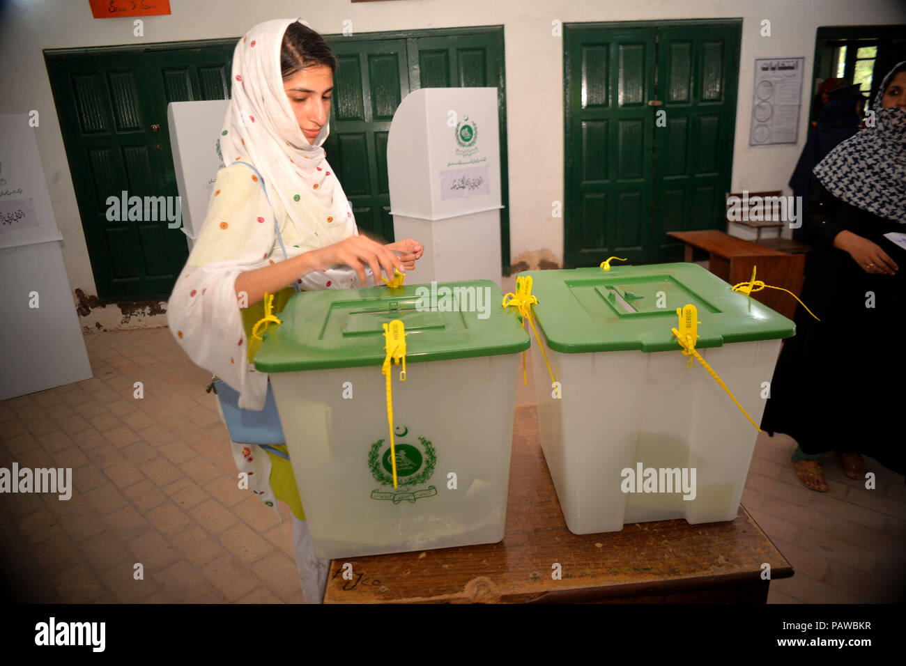 Peshawar. Xxv Luglio, 2018. Una donna getta votare in corrispondenza di una stazione di polling nel nord-ovest del Pakistan a Peshawar, il 25 luglio 2018. Il Pakistan tenuto le elezioni generali del mercoledì. Credito: Umar Qayyum/Xinhua/Alamy Live News Foto Stock