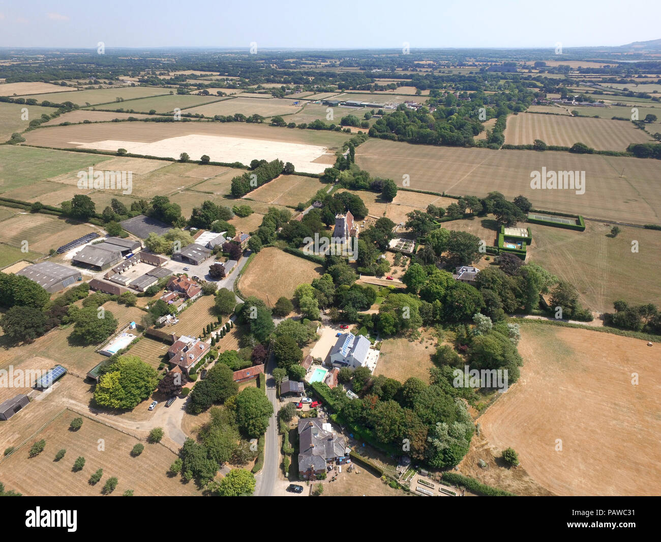 Mature, East Sussex, Regno Unito. Il 25 luglio 2018. Drone immagini che mostrano come arida e terreni agricoli marrone è nel sud est come l'onda di calore continua. ©Peter Cripps/Alamy Live News Foto Stock