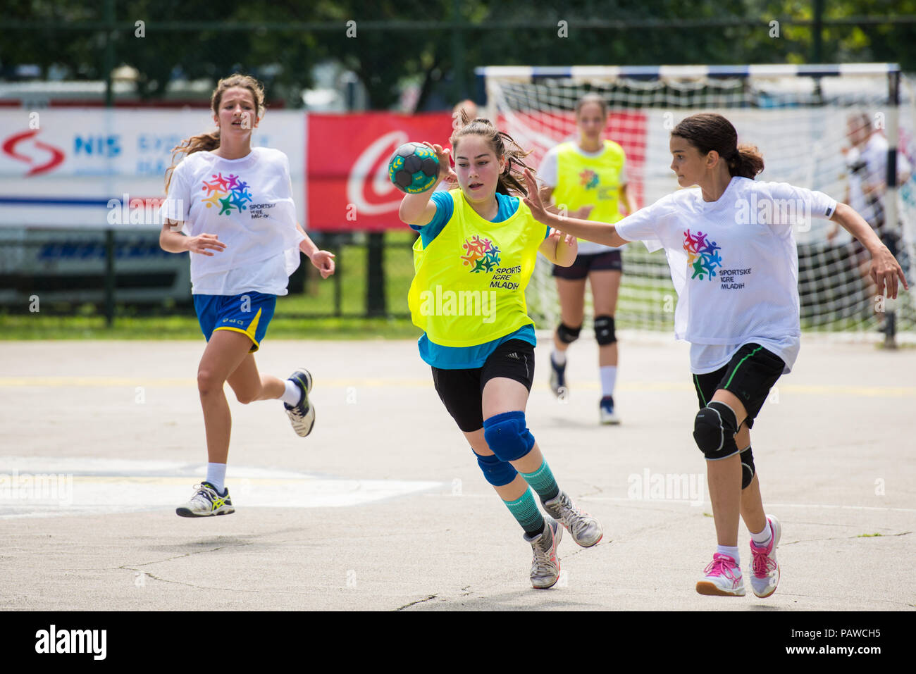 Belgrado, Serbia - Luglio 25, 2018: Teenage i giocatori di competere in donne di pallamano durante la gioventù giochi sportivi campionato Credito: Marko Rupena/Alamy Live News Foto Stock