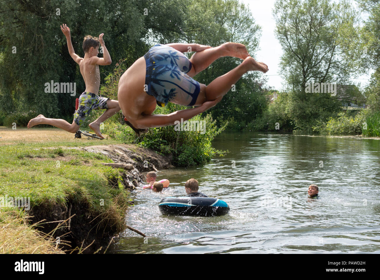 River Avon, Fordingbridge, New Forest, Hampshire, Regno Unito, 25th luglio 2018, Meteo: È tempo di scuola e i bambini saltano e saltano in acqua per raffreddarsi. L'ondata di caldo nell'Inghilterra occidentale dovrebbe continuare per un altro giorno. Foto Stock