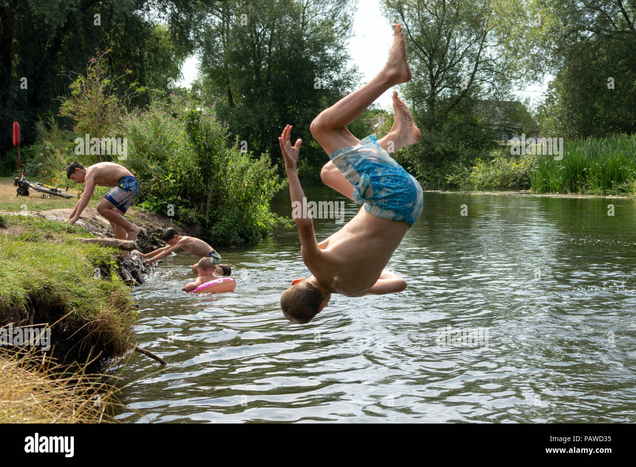 River Avon, Fordingbridge, New Forest, Hampshire, Regno Unito, 25th luglio 2018, Meteo: È tempo di scuola e i bambini saltano e saltano in acqua per raffreddarsi. L'ondata di caldo nell'Inghilterra occidentale dovrebbe continuare per un altro giorno. Foto Stock