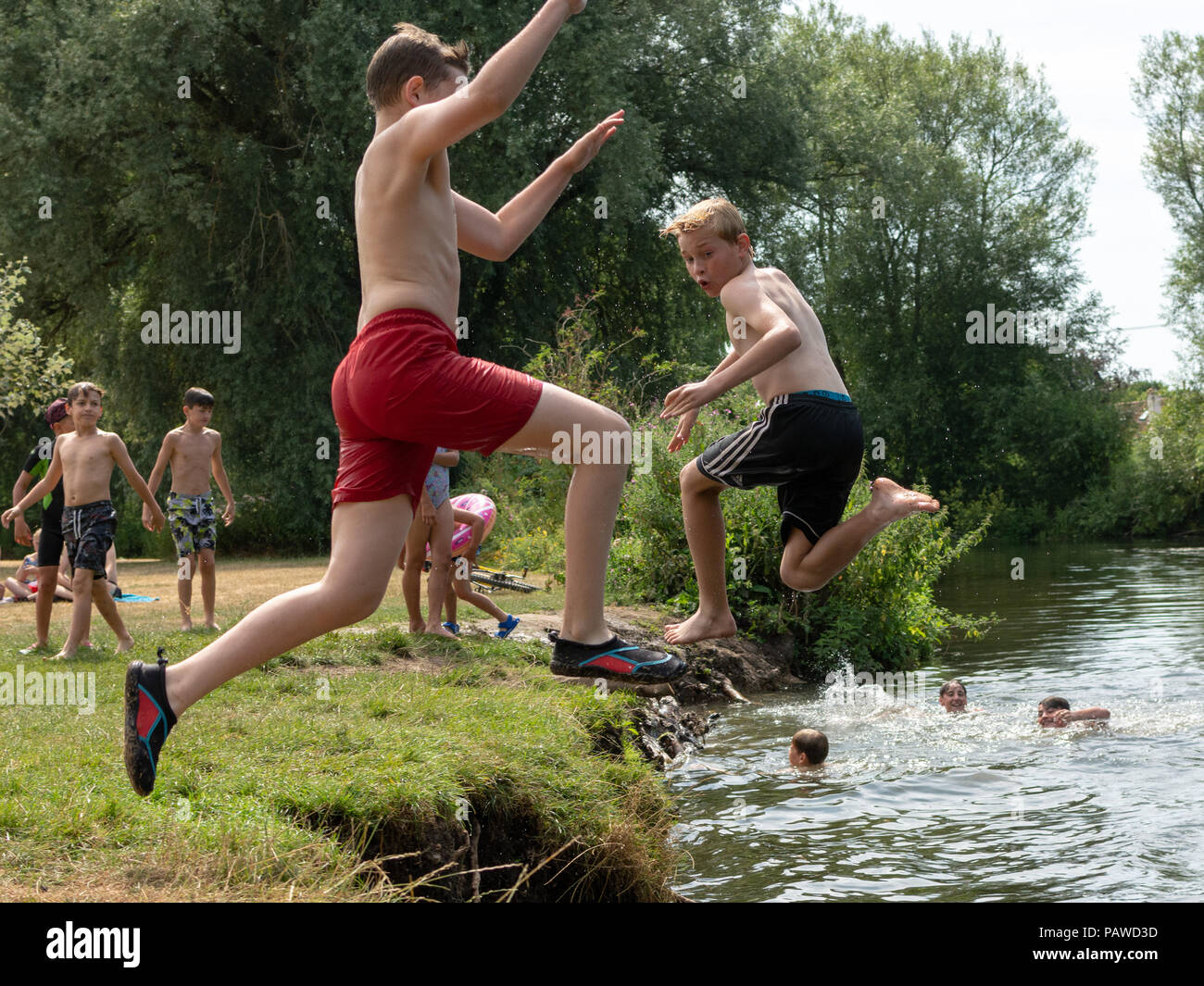 River Avon, Fordingbridge, New Forest, Hampshire, Regno Unito, 25th luglio 2018, Meteo: È tempo di scuola e i bambini saltano e saltano in acqua per raffreddarsi. L'ondata di caldo nell'Inghilterra occidentale dovrebbe continuare per un altro giorno. Foto Stock