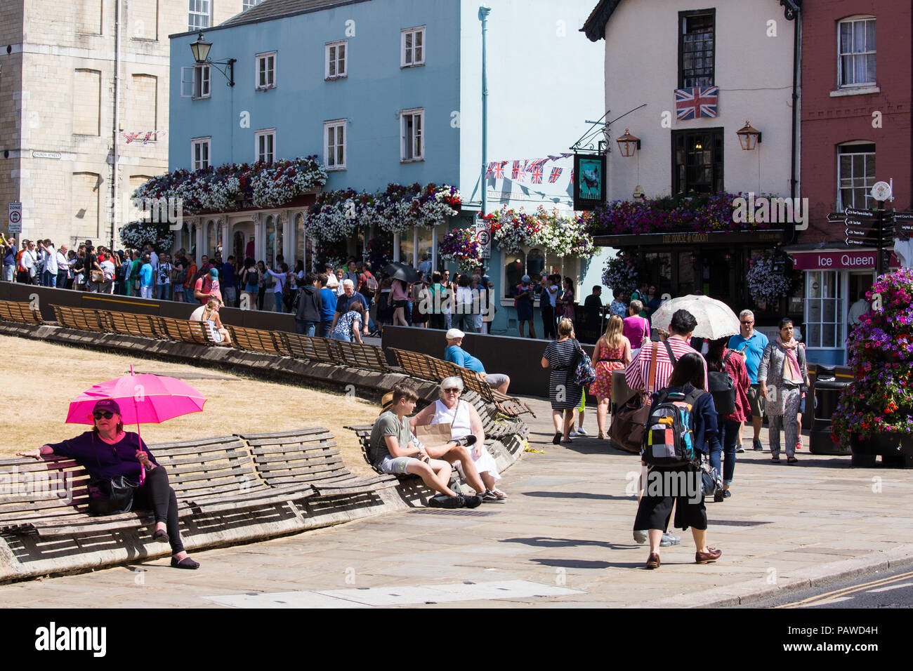 Windsor, Regno Unito. Il 24 luglio, 2018. I turisti in visita al castello di Windsor utilizzare ombrelloni per mettersi al riparo da soli dalla sun come il nuovo record di calura continua in tutto il Regno Unito. Credito: Mark Kerrison/Alamy Live News Foto Stock