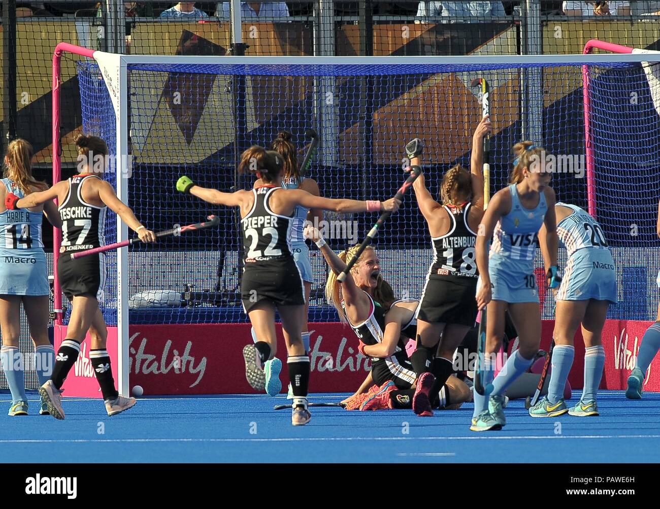 Germania celebrano il loro primo obiettivo, segnato da Hannah Gablac (GER) inginocchiarsi. Germania v Argentina. Match 11. Piscina C. Womens Hockey World Cup 2018. Lee Valley hockey center. Queen Elizabeth Olympic Park. Stratford. Londra. Regno Unito. 25/07/2018. Foto Stock