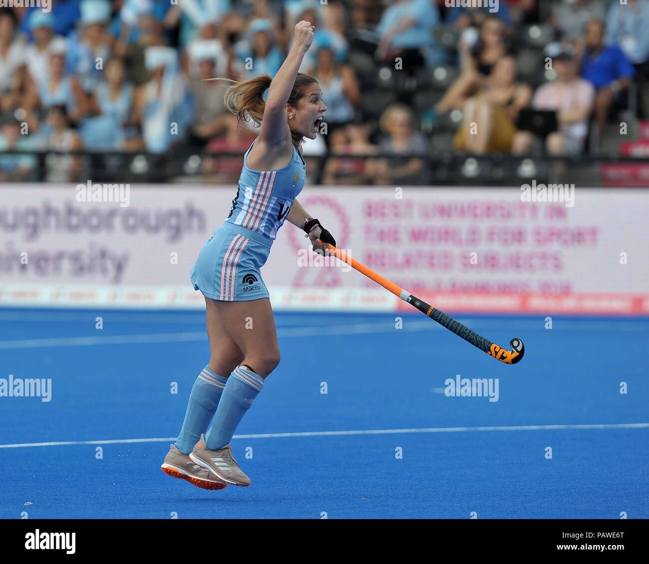 Julia Gomes (ARG) celebra il primo goal argentino, segnati da Florencia Habif (ARG). Germania v Argentina. Match 11. Piscina C. Womens Hockey World Cup 2018. Lee Valley hockey center. Queen Elizabeth Olympic Park. Stratford. Londra. Regno Unito. 25/07/2018. Foto Stock