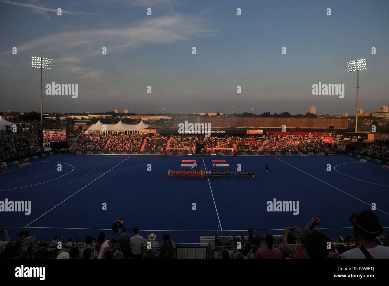 Il sole tramonta oltre lo stadio. Stati Uniti d'America V Inghilterra. Match 12. Piscina B. Womens Hockey World Cup 2018. Lee Valley hockey center. Queen Elizabeth Olympic Park. Stratford. Londra. Regno Unito. 25/07/2018. Foto Stock