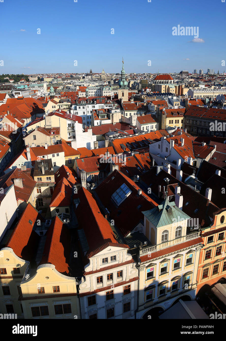 Praga, Repubblica Ceca. 14 Luglio, 2018. Una vista di Praga, Repubblica Ceca dal Municipio della Città Vecchia Torre dell'orologio. Credito: Leigh Taylor/ZUMA filo/Alamy Live News Foto Stock