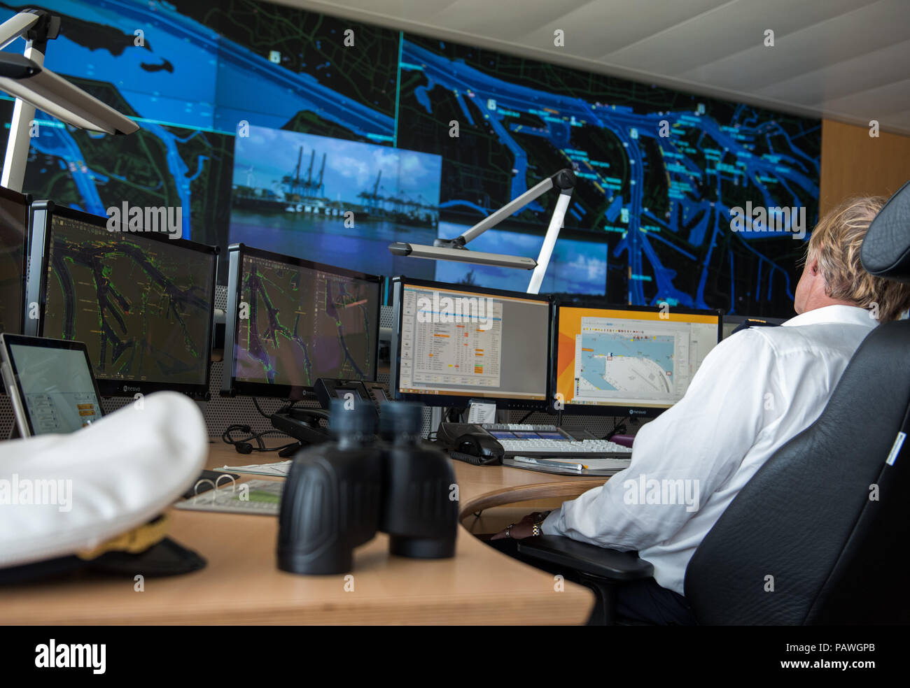 Germania, Amburgo. 18 Luglio, 2018. Un dipendente si siede presso la sede nautica. Più di un migliaio di particolarmente grandi navi chiamata presso il porto di Amburgo ogni anno. Per garantire che essi raggiungono la stretta bacini di porto senza incidenti e il tempo, il Centro Nautico controlla il traffico di spedizione. Credito: Daniel Bockwoldt/dpa/Alamy Live News Foto Stock