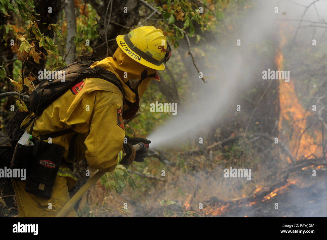 Boot Jack, California, USA. Xxv Luglio, 2018. CalFire equipaggi lavorano per controllare e rallentare il fuoco come esso appoggia in linea di contenimento. L obiettivo è quello di non spegnere il fuoco ma un controllo su di essa in modo che esso brucia lentamente. Prevenire flare-ups è l'obiettivo. Il parco nazionale di Yosemite Park funzionari ha annunciato che il Parco Nazionale di Yosemite Valley sarà chiuso a tutti i visitatori come vigili del fuoco tentano di contenere il Ferguson wildfire all'occidente. Credito: Neal acque/ZUMA filo/Alamy Live News Foto Stock