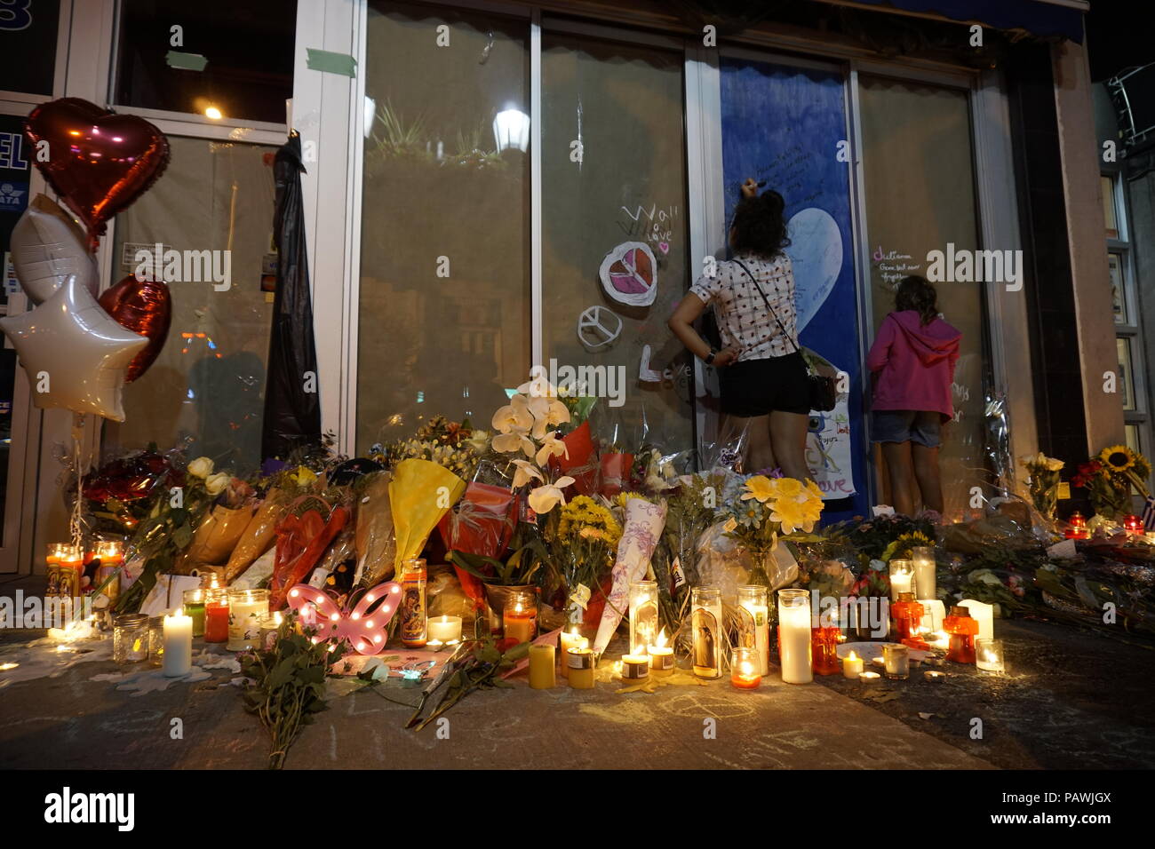 Toronto, Canada. Il 25 luglio 2018. Le ragazze di lasciare i messaggi sul fracassato windows di Demeters Danforth Cafe dove un 10-anno vecchio ragazza è stato sparato e ucciso il 22 luglio 2018 Credit: CharlineXia/Alamy Live News Foto Stock