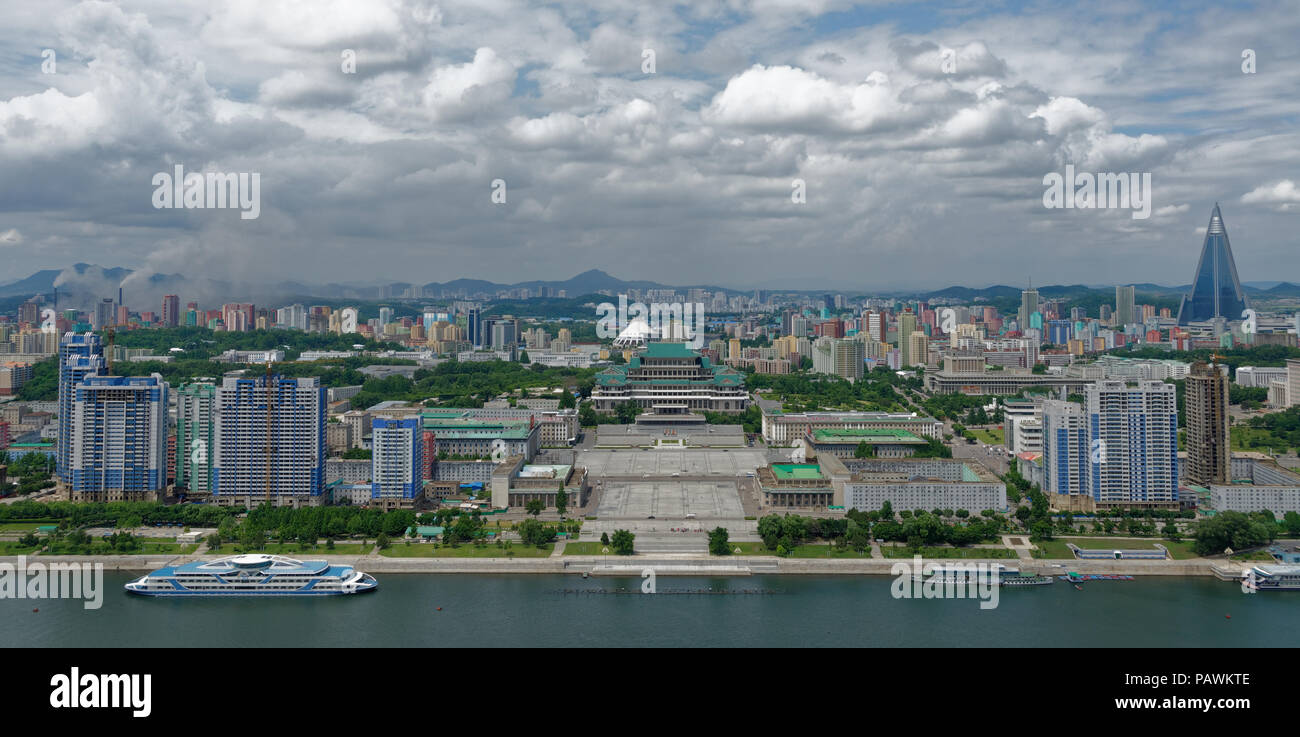 L'incompiuto Ryugyong Hotel, Kim Il-sung , Piazza Fiume Taedong e Grand popolare casa di studio (biblioteca nazionale) a Pyongyang, Corea del Nord Foto Stock
