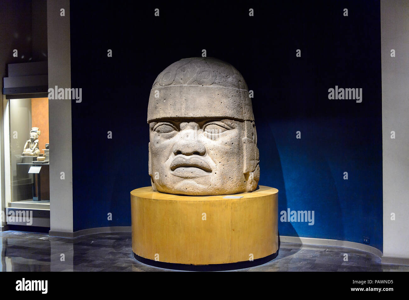 Città del Messico MEX - Ott 27, 2016: Olmec testa colossale nel Museo Nazionale di Antropologia (Museo Nacional de Antropologia, MNA), il più grande e il MOS Foto Stock