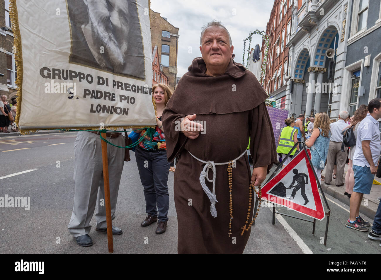 Processione annuale della Madonna del Carmine (Nostra Signora del Monte Carmelo) da British italiani al di fuori di San Pietro la chiesa italiana di Clerkenwell, Londra, Regno Unito. Foto Stock