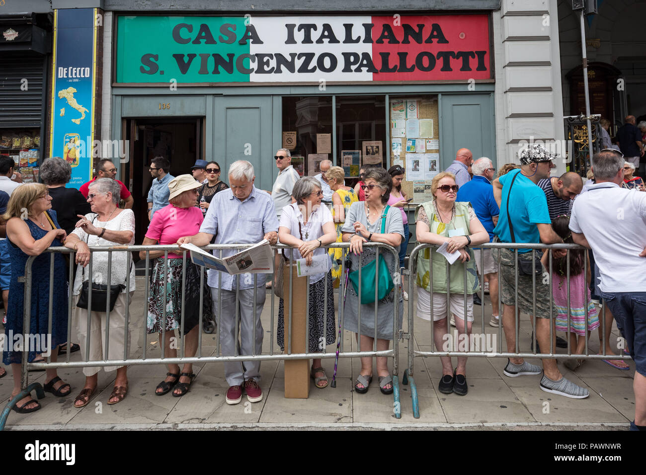 Processione annuale della Madonna del Carmine (Nostra Signora del Monte Carmelo) da British italiani al di fuori di San Pietro la chiesa italiana di Clerkenwell, Londra, Regno Unito. Foto Stock