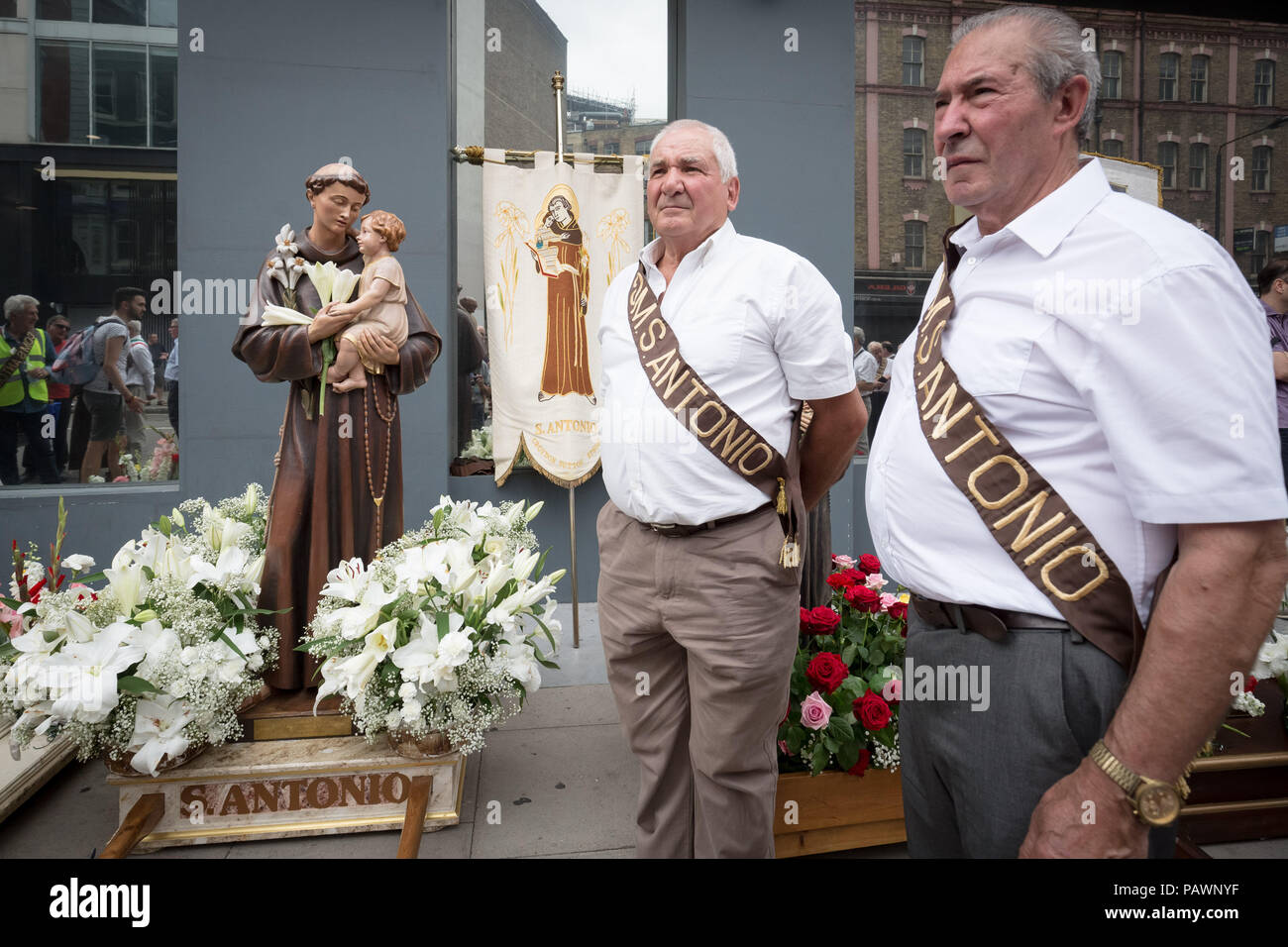 Processione annuale della Madonna del Carmine (Nostra Signora del Monte Carmelo) da British italiani al di fuori di San Pietro la chiesa italiana di Clerkenwell, Londra, Regno Unito. Foto Stock