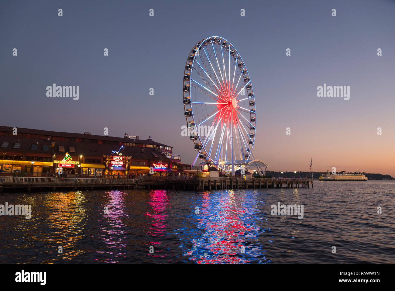 Seattle della grande ruota panoramica Ferris di notte, Pier 57, Seattle, nello Stato di Washington, Stati Uniti d'America, America del Nord Foto Stock