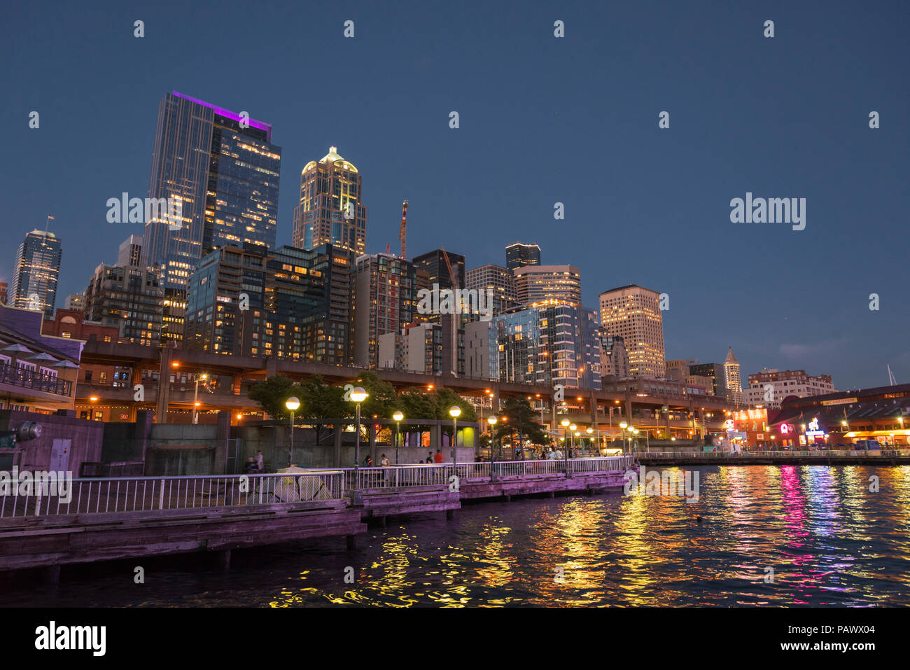 Seattle Waterfront durante la notte con le luci della città, Seattle, Washington, Stati Uniti Foto Stock