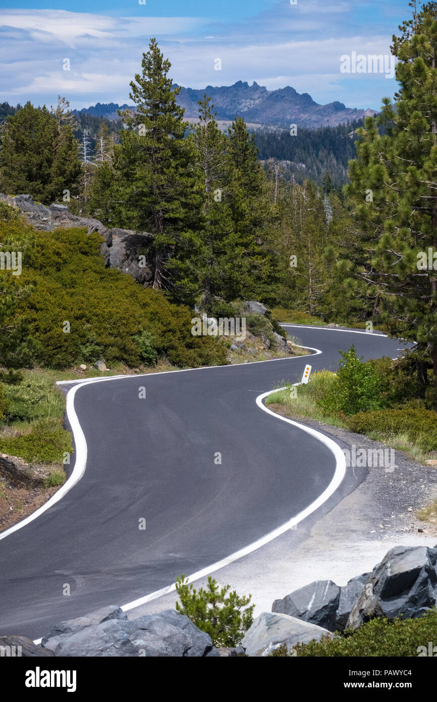Piccola montagna Autostrada 4, in alta Sierras della California Foto Stock