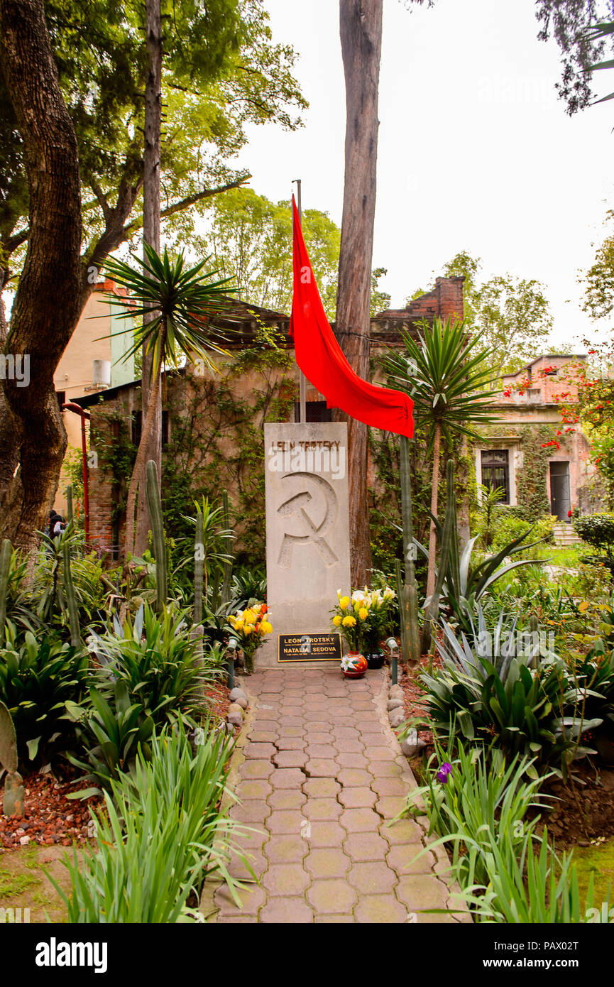 Venustiano Carranza, Messico - 28 OTT 2016: Leon Trotsky grave con il simbolico sovietico nella sua casa museo, un luogo per onorare Lev Davidovic Trotskiy e un orga Foto Stock