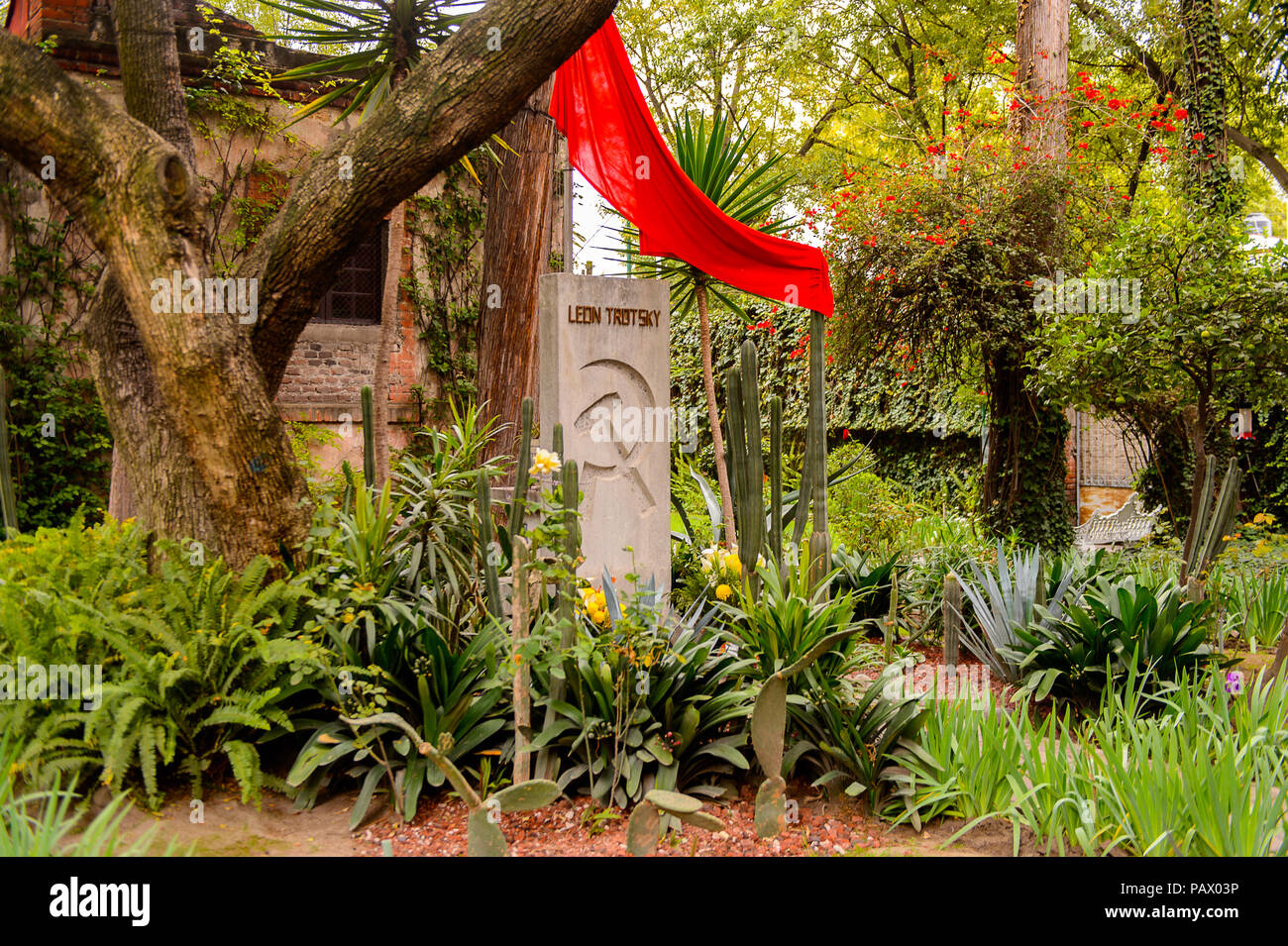 Venustiano Carranza, Messico - 28 OTT 2016: Leon Trotsky grave con il simbolico sovietico nella sua casa museo, un luogo per onorare Lev Davidovic Trotskiy e un orga Foto Stock