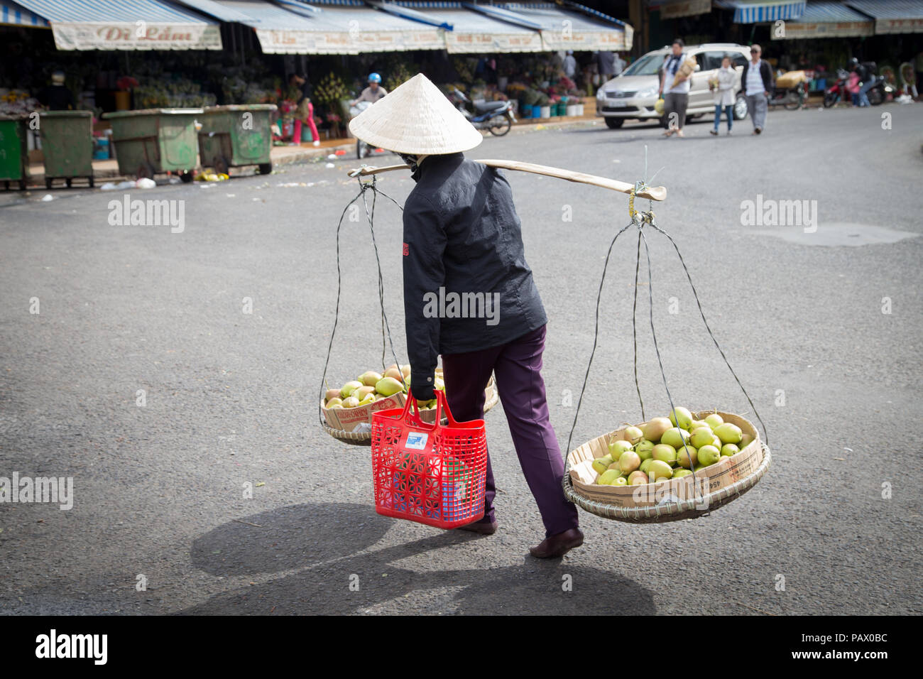 Il vietnamita donna con cappello conico in Da mercato Lat di Lam Dong, Vietnam Foto Stock