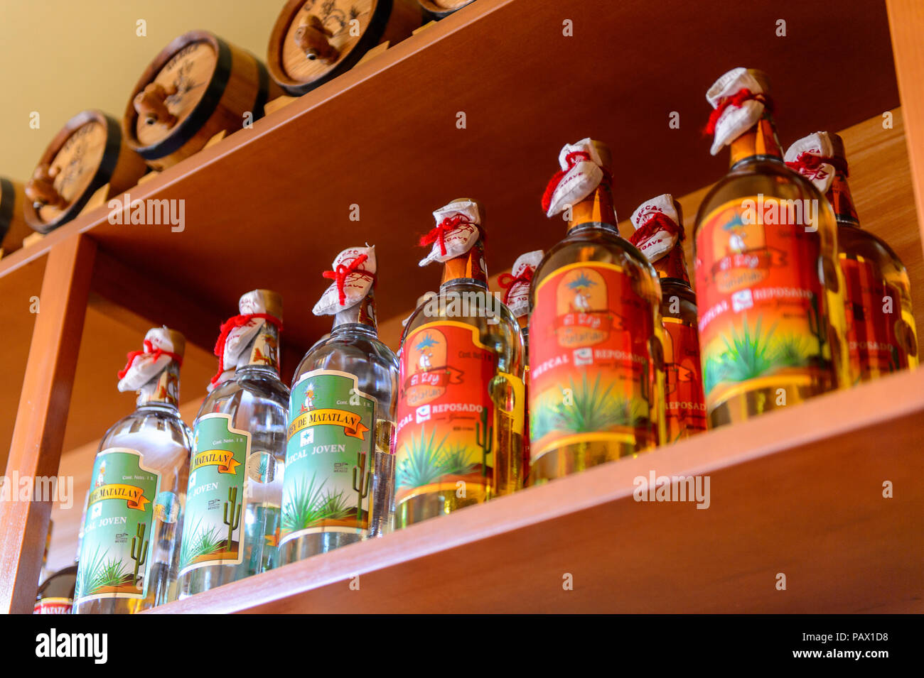 OAXACA, Messico - Ott 31, 2016: Bevande alcoliche al tessuto di Mezcal chiamato El Rey de Matatlan. Mescal è un distillato bevanda alcolica da un Foto Stock