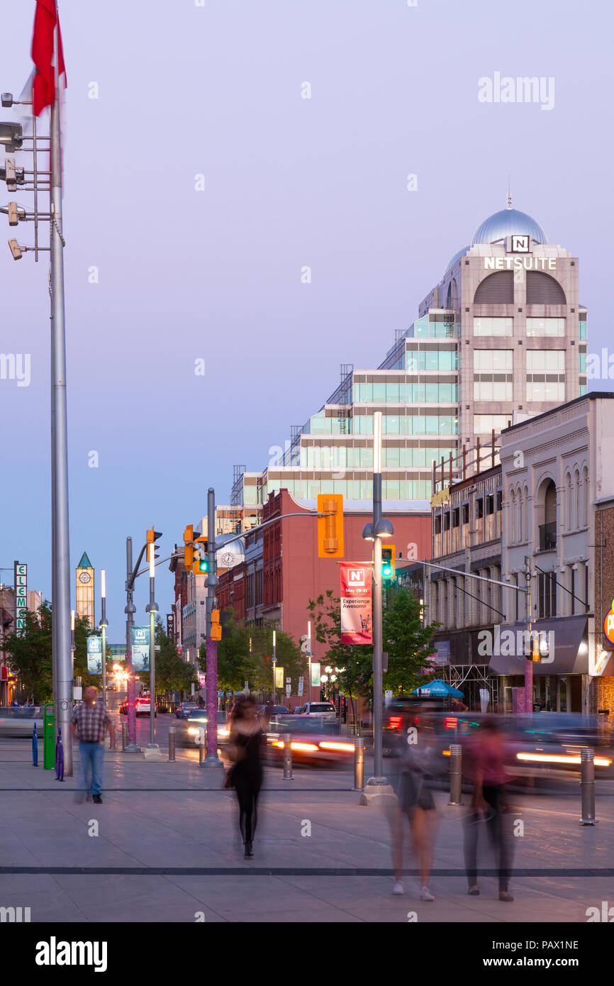 King Street West al tramonto nel centro cittadino di Kitchener, Ontario, Canada. Foto Stock