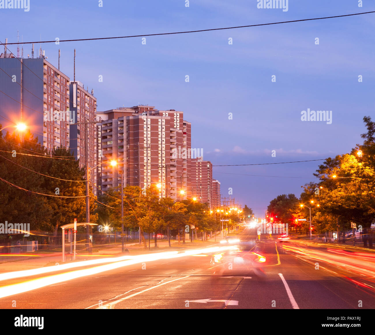 Il traffico automobilistico e condominio edifici lungo Kipling Avenue a Sud di Steeles Avenue a Etobicoke, Ontario, Canada. Foto Stock