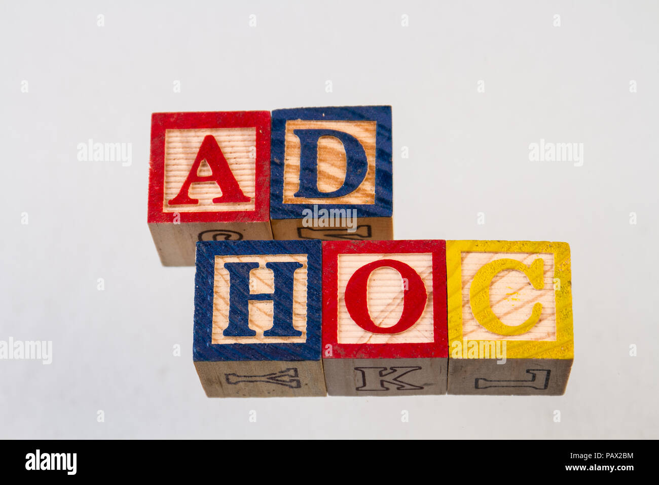 Il termine ad hoc visivamente visualizzata su sfondo bianco utilizzando in legno colorato blocchi giocattolo Foto Stock